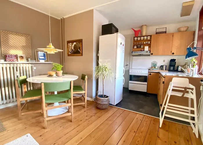 En Hel I Midtbyen - Centralt, Taet Pa Alt Og Med Parkering! Апартаменты